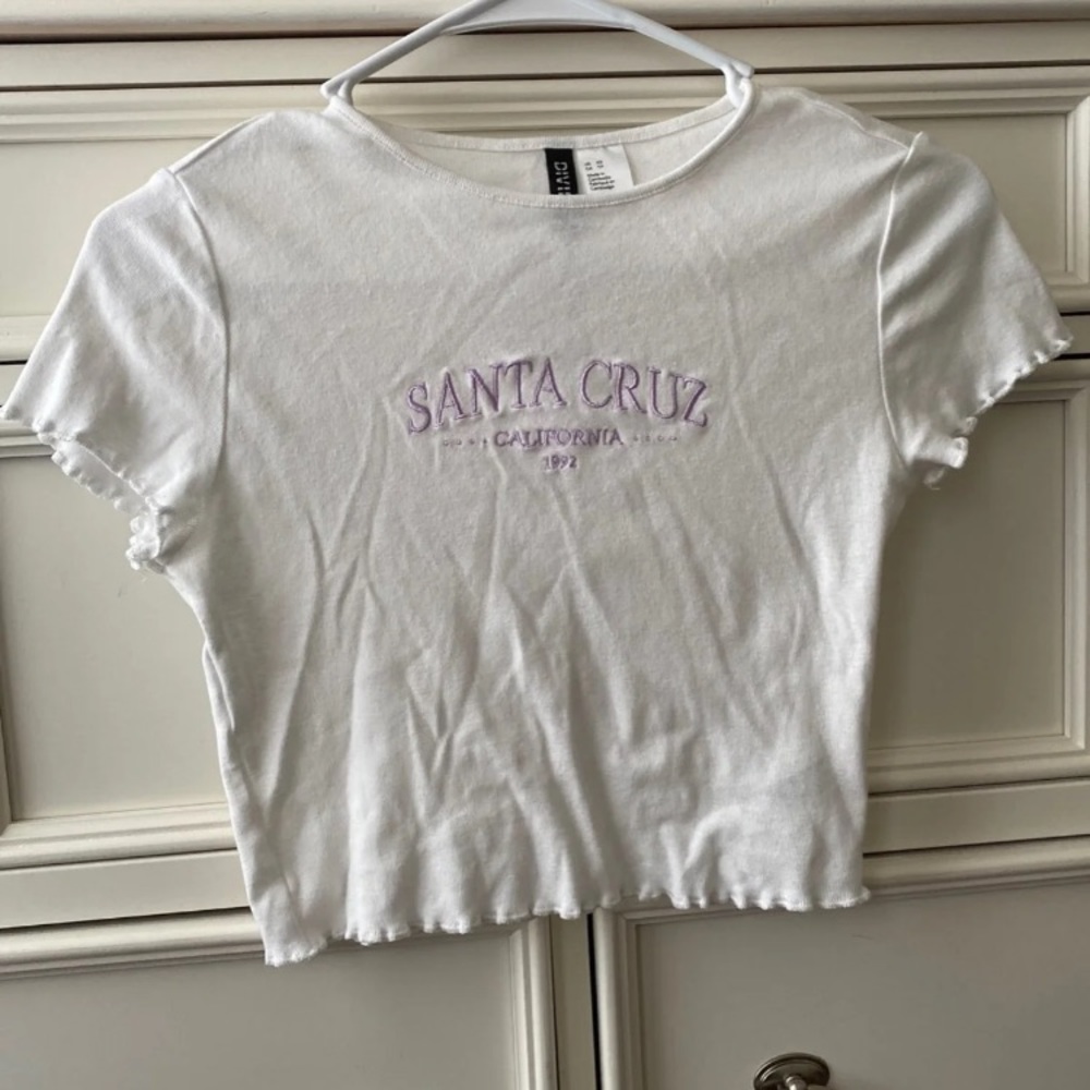 Embroidered white lettuce-edge baby tee